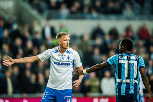 IFK Norrköpings Kasper Larsen i diskussion med