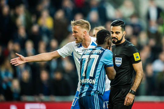 IFK Norrköpings Kasper Larsen i diskussion med