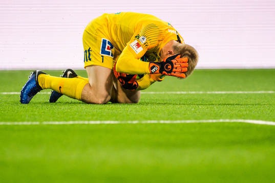 IFK Norrköpings målvakt Isak Pettersson tar sig för huvet