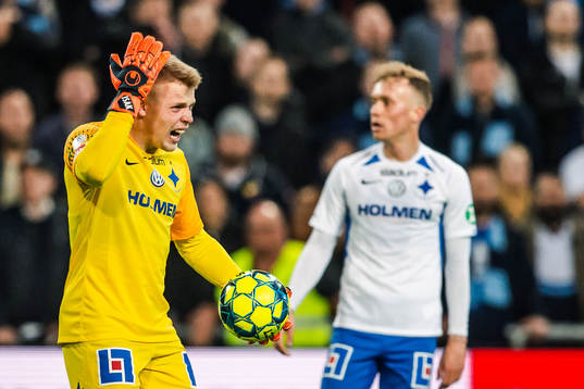 IFK Norrköpings målvakt Isak Pettersson tar sig för huvet