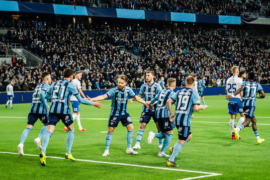 Djurgårdens Erik Berg jublar med lagkamrater efter 1-1