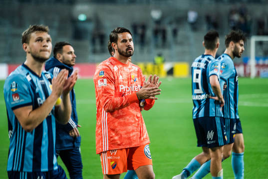 Djurgårdens målvakt Tommi Vaiho tackar publiken