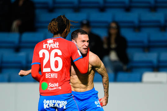 Helsingborgs David Boysen jublar med Kundai Benyu efter sitt 1-1 mål