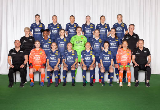  Sara Nimani, Maja Winsa, Elsa Burvall, Johanna Axfeldt, Celina Karlsson, Emelie Dahlin. Mittenledet från vänster: målvaktstränare Elisabeth Leidinge, Liana Hinds, Alva Lodén, Ida Forsberg, Clara Thimstrand, Chestley Strother, lagansvarig Per Persson. Sittande från vänster: tränare Mikael Bengtsson, Paulina Byström, Emily Armstrong, Olivia Wänglund, Wilma Wärulf, Venera Rexhi, Sara Wexén, tränare Peter Karlsson.