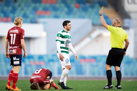 Västerås Carlos Gaete Moggia tilldelas ett gult kort