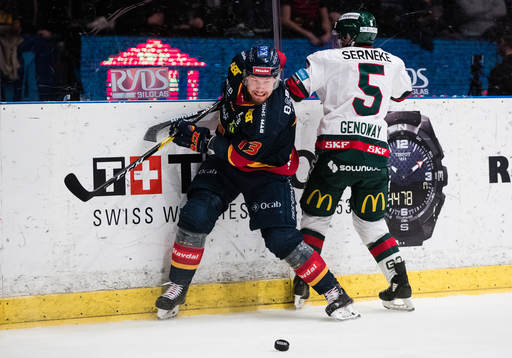 Djurgårdens Petteri Wirtanen i kamp om pucken med