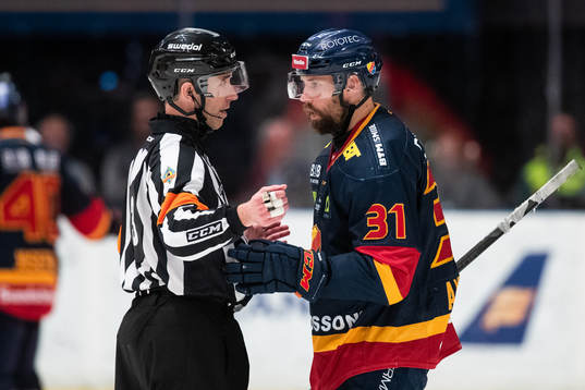 Domare Linus Öhlund diskuterar med Djurgårdens Dick