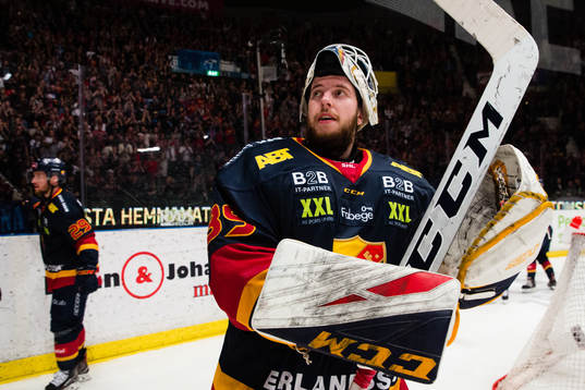 Djurgårdens målvakt Adam Reideborn tackar publiken