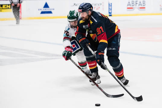 Frölundas Patrik Carlsson i kamp om pucken med