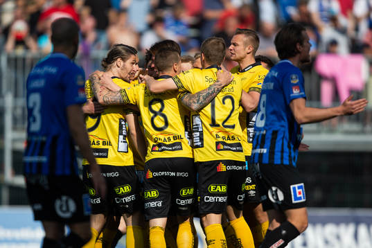 Elfsborgs Pawel Cibicki jublar med lagkamrater efter 1-1