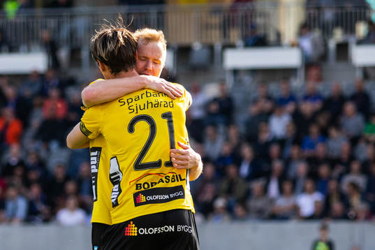 Elfsborgs Simon Lundevall jublar tillsammans med Jonathan Levi efter 1-2