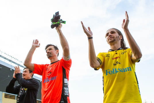Elfsborgs Pawel Cibicki och målvakt Kevin Stuhr Ellegaard jublar