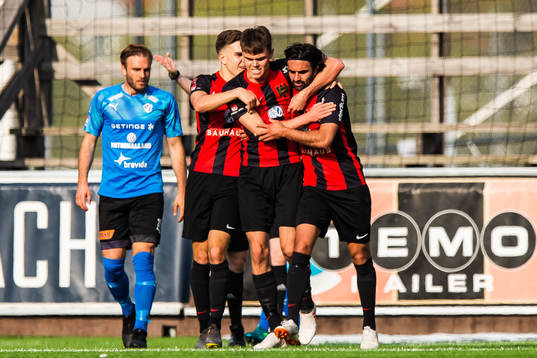 Brommapojkarnas Alexander Nilsson jublar med Albin Linnér