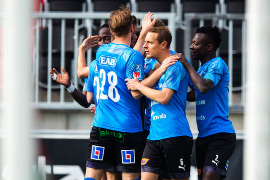 Halmstads Gabriel Gudmundsson jublar med lagkamrater efter 0-1