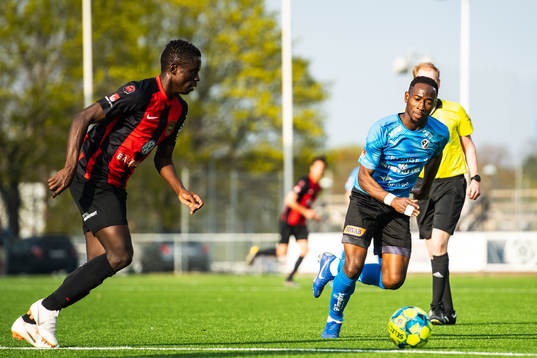 Brommapojkarnas Eric Johana Omondi och Halmstads Sadat Karim