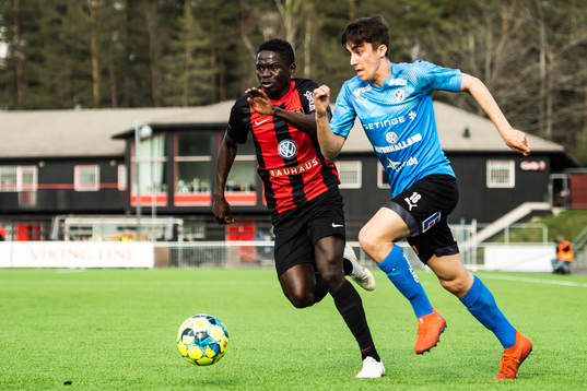 Brommapojkarnas Eric Johana Omondi och Halmstads Emil tot