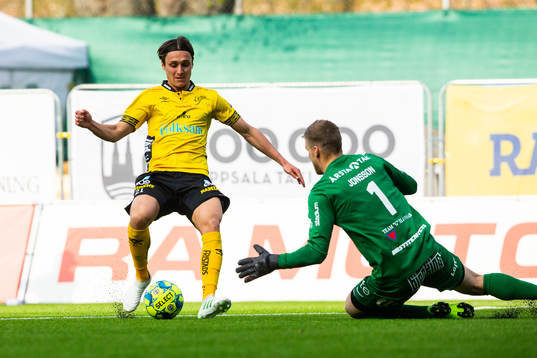 Elfsborgs Jonathan Levi och Sirius målvakt Lukas Jonsson