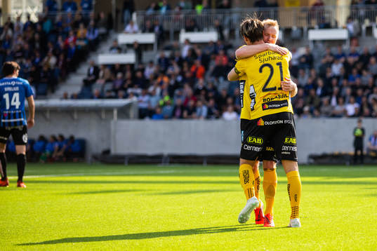 Elfsborgs Simon Lundevall jublar tillsammans med Jonathan Levi efter 1-2