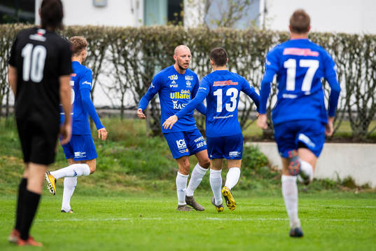 Ullareds spelare jublar efter Rasmus Larssons 1-1 mål