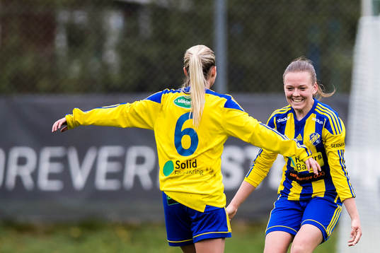  Eskilsminnes Nova Karlsson jublar