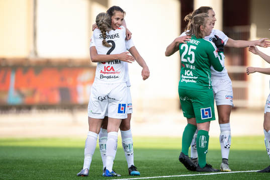 Växjös Elin Karlsson jublar