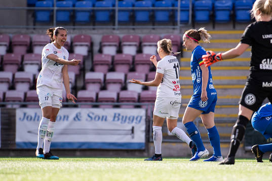 Växjös Emmi Alanen (h) jublar efter sitt 1-0 mål tillsammans med Nellie Karlsson (v)