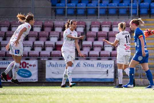 Växjös Emmi Alanen (h) jublar efter sitt 1-0 mål tillsammans med Nellie Karlsson (v)