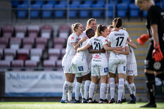 Växjös spelare jublar efter Emmi Alanens 1-0 mål