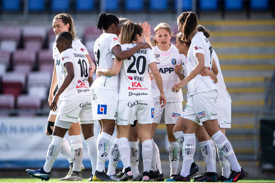 Växjös spelare jublar efter Emmi Alanens 1-0 mål