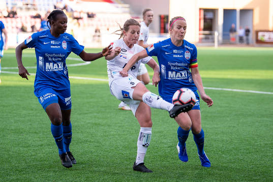 Eskilstunas Sonja Okobi och Petra Johansson i en duell med