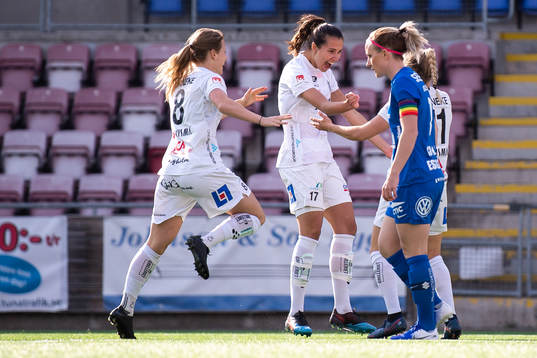 Växjös Anna Anvegård (v) och Nellie Karlsson (m) jublar efter Emmi Alanens 1-0 mål