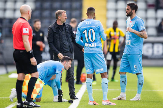 AFC Eskilstunas tränare Nemanja Miljanvoic pratar med