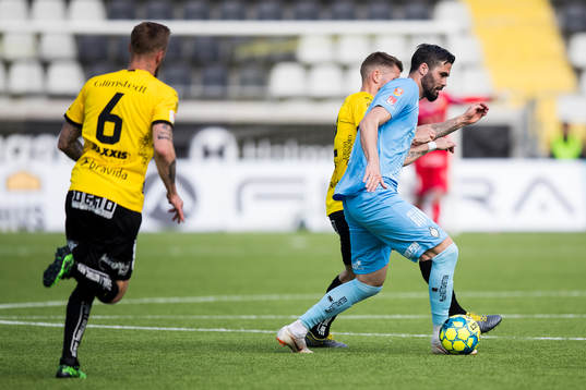 AFC Eskilstunas Denni Avdic och Häckens Joona Toivio