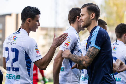 Malmö FFs Arnór Traustason hälsar på IFK Norrköpings