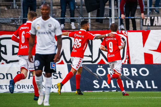 Kalmars Måns Söderqvist jublar efter 1-1