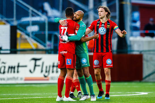 Östersunds Noah Sonko Sundberg jublar med målvakt Aly Keita och Tom Pettersson