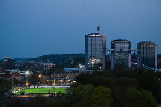 Vy över Gothia Towers och Valhalla i skymning