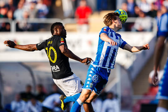 s Chinedu Ogbuke Obasi och IFK Göteborgs August Erlingmark