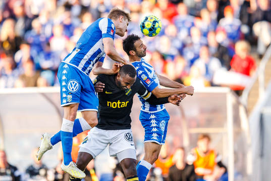 IFK Göteborgs Carl Starfelt och André Calisir i en kamp