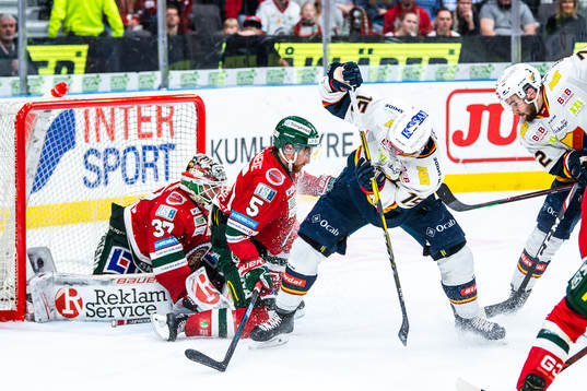 Djurgårdens Jakob Lilja oroar framför Frölundas målvakt