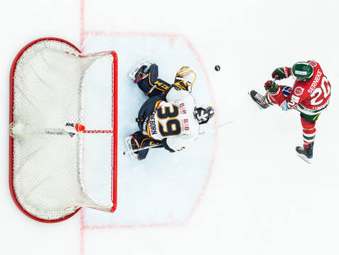 Frölundas Joel Lundqvist oroar framför Djurgårdens