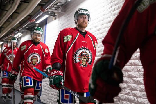 Frölundas Chay Genoway på väg ut för värmning innan