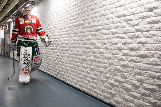 Frölundas målvakt Johan Mattsson på väg ut för