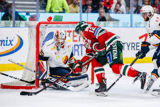 Frölundas Max Friberg oroar framför Djurgårdens målvakt