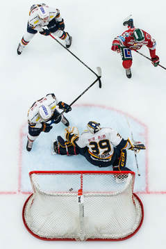 Frölundas Joel Lundqvist skjuter 1-0 bakom Djurgårdens
