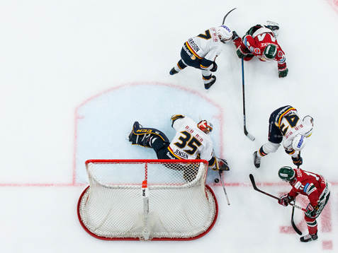 Frölundas Samuel Fagemo skjuter 5-2 bakom Djurgårdens