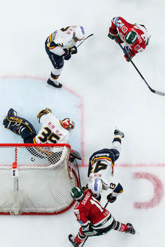 Frölundas Samuel Fagemo skjuter 5-2 bakom Djurgårdens