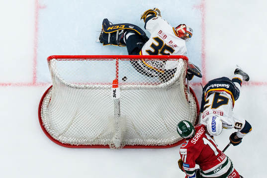 Frölundas Samuel Fagemo skjuter 5-2 bakom Djurgårdens