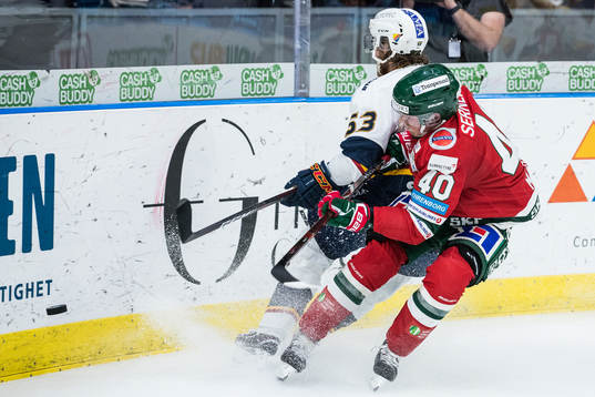 Djurgårdens Bobbo Petersson och Frölundas Joel Mustonen