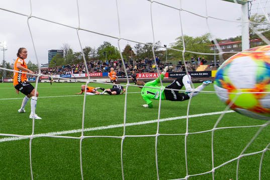Göteborgs Pauline Hammarlund gör 1-0 bakom Kristianstads